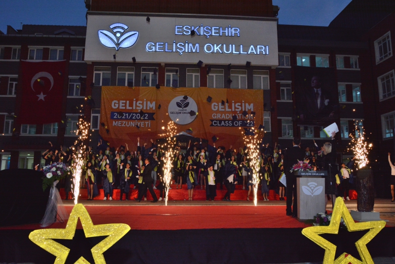 ORTAOKULDA MEZUNİYET COŞKUSU