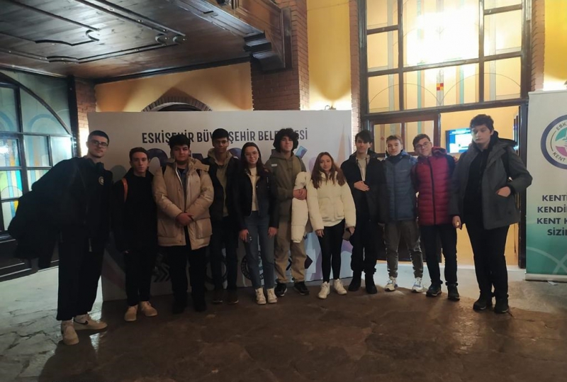 ÖĞRENCİLERİMİZ YAPAY ZEKA SEMPOZYUMUNA KATILDILAR