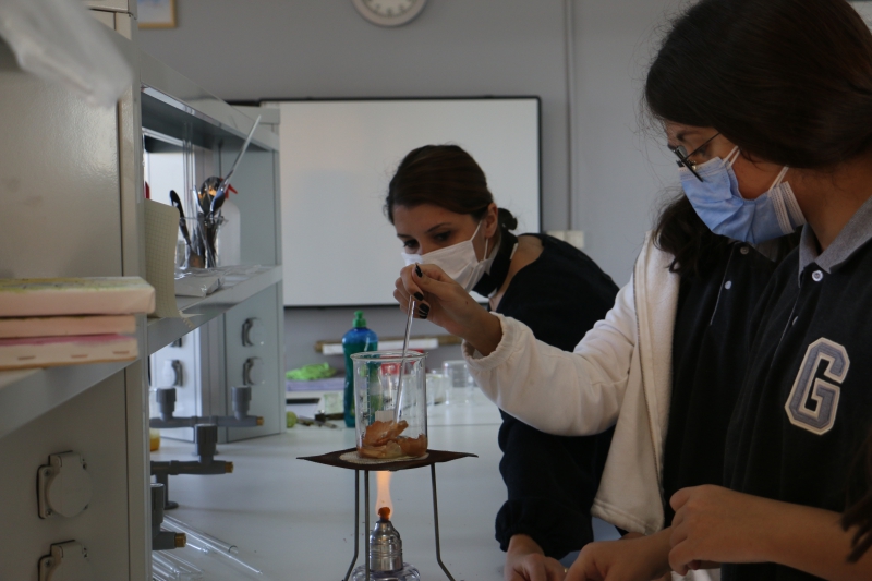 LİSE ÖĞRENCİLERİMİZ LABORATUVARDA