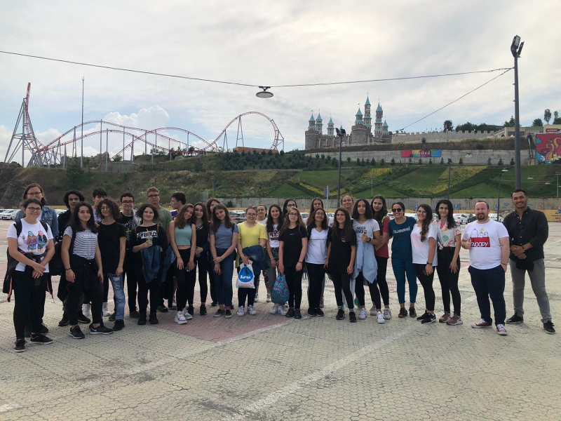 9. SINIF ÖĞRENCİLERİMİZ YILIN YORGUNLUĞUNU İSTANBUL TEMA PARK VİALAND’DE ATTI