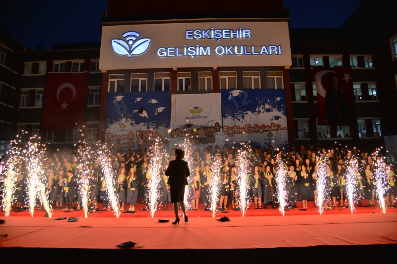 8 VE 12. SINIFLARIMIZIN GÖRKEMLİ MEZUNİYET TÖRENİ