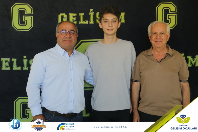 YÖNETİM KURULU BAŞKANIMIZ ERDAL ŞAHBAZ, YKS SINAVINDA TÜRKİYE 2’NCİSİ OLAN 12.SINIF ÖĞRENCİMİZ DOĞUKAN PİRLİ VE AİLESİNİ OKULUMUZA DAVET ETTİ 