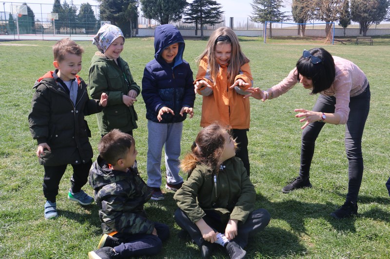 1ST GRADERS ENJOY THE `ENGLISH WEEK` SO MUCH!