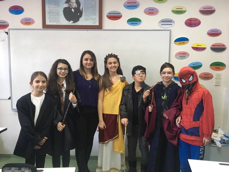 DÜNYA ROMAN KAHRAMANLARI GÜNÜNDE COSPLAY