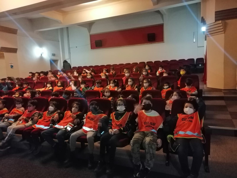 2. SINIF ÖĞRECİLERİ TİYATRODA