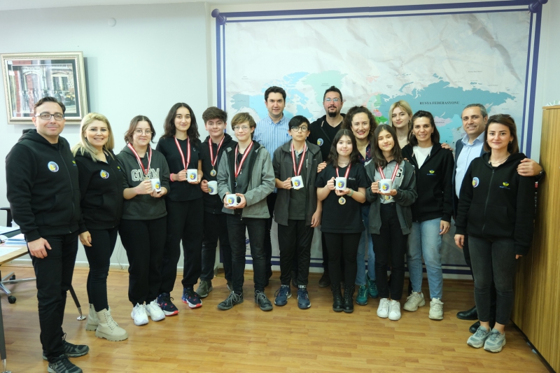 Pİ SURVİVOR BİRİNCİLERİ ÖDÜLLERİNİ ALDI