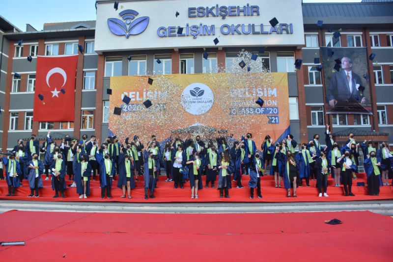 8 SINIFLARIMIZA COŞKULU MEZUNİYET TÖRENİ